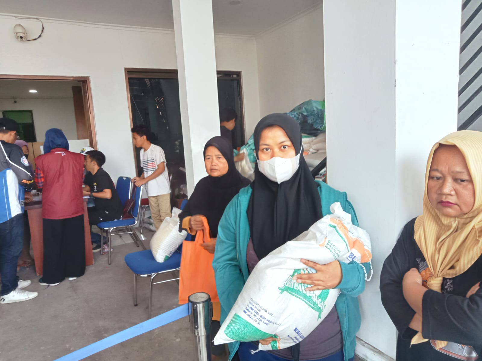 Desa Sayati Bagikan Beras 576 KPM Prioritaskan Para Manula Dan Buruh Harian Lepas