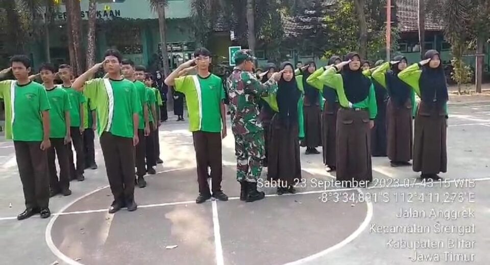 Tanamkan Di Siplin Di Sekolah, Babinsa Koramil Srengat Latih Peraturan Baris Berbaris