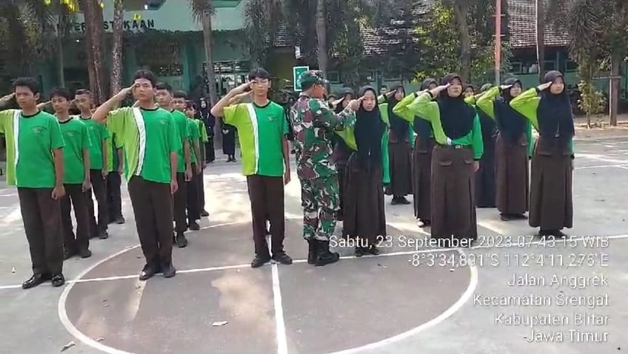 Tanamkan Di Siplin Di Sekolah, Babinsa Koramil Srengat Latih Peraturan Baris Berbaris