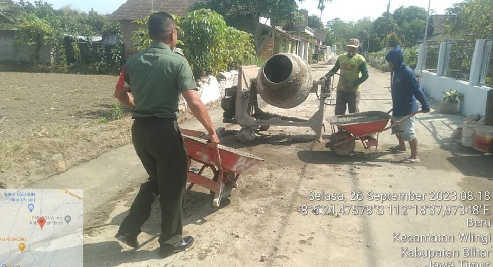 Peduli Pembangunan Di Desa Binaannya, Babinsa Koramil Wlingi Gelar Gotong Royong Bersama
