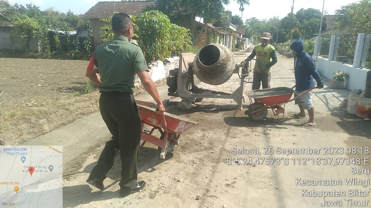 Peduli Pembangunan Di Desa Binaannya, Babinsa Koramil Wlingi Gelar Gotong Royong Bersama