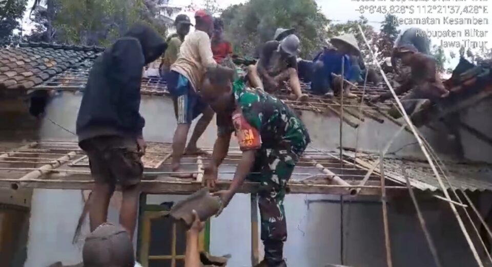 Hadir Di Tengah Masyarakat, Babinsa Koramil Kesamben Bantu Perbaiki Rumah Warga Binaannya