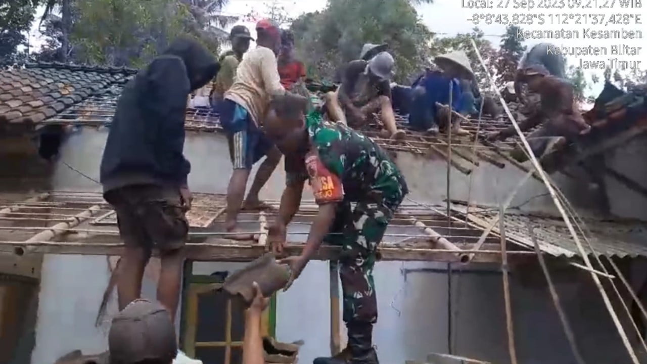 Hadir Di Tengah Masyarakat, Babinsa Koramil Kesamben Bantu Perbaiki Rumah Warga Binaannya