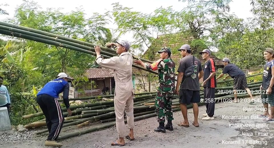 Kompak Babinsa Koramil Bakung Bersama Warga Masyarakat Gelar Gotong Royong Rehab Masjid Al Ikhlas
