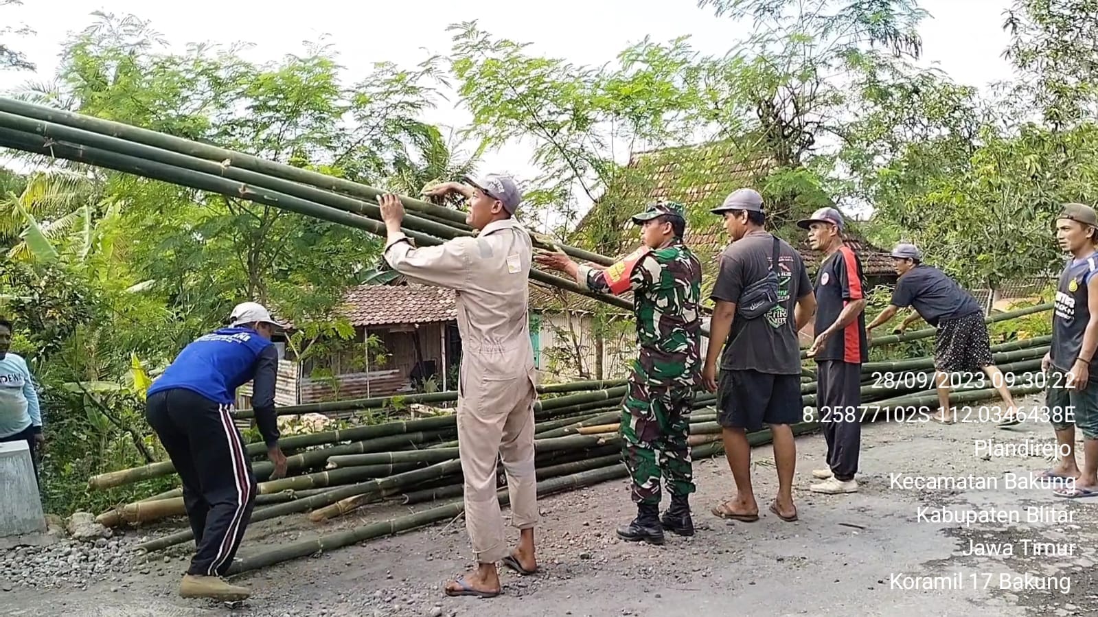 Kompak Babinsa Koramil Bakung Bersama Warga Masyarakat Gelar Gotong Royong Rehab Masjid Al Ikhlas