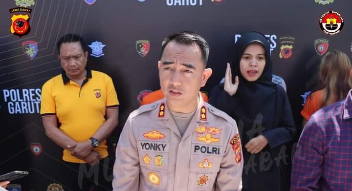 Polres Garut berhasil menciduk pemeran video live streaming asusila yang di perankan oleh dua sejoli yang viral.