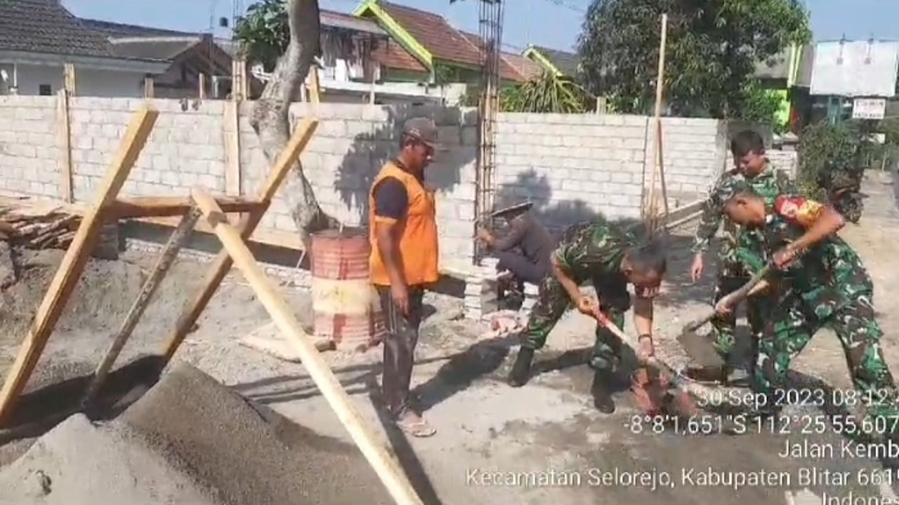 Wujud Manunggal Dengan Rakyat, Babinsa Koramil Selorejo Bantu Atasi Kesulitan Warga