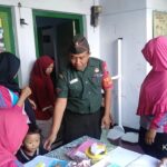 Wujud Kepedulian, Babinsa Koramil Kanigoro Bantu Warga Binaannya Membuat Kandang Kambing