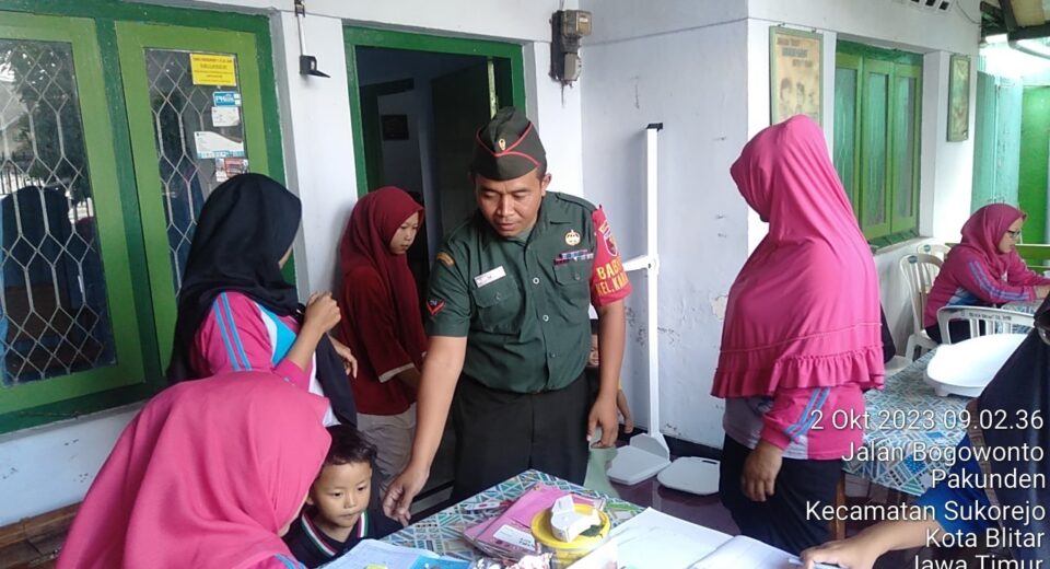 Dukung Program Balita Sehat, Babinsa Koramil Sukorejo Dampingi Kegiatan Posyandu