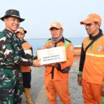 Wujud Kepedulian, Babinsa Koramil Kanigoro Bantu Warga Binaannya Membuat Kandang Kambing