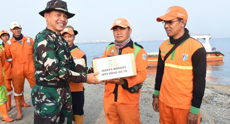 DIREKTUR KEUANGAN TNI ANGKATAN DARAT MEMIMPIN KARYA BHAKTI DI SEMENANJUNG pantai REKLAMASI ANCOL