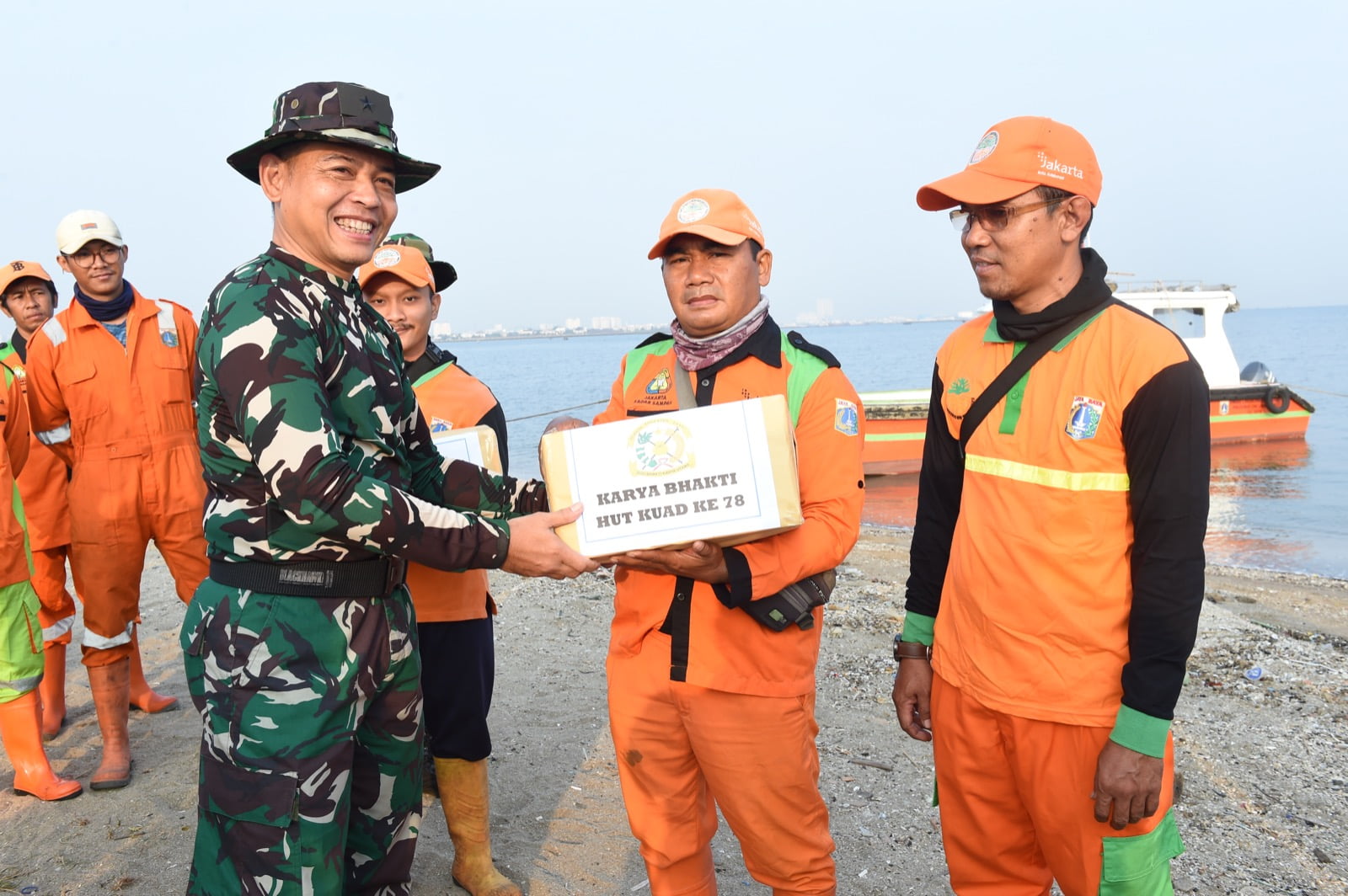 DIREKTUR KEUANGAN TNI ANGKATAN DARAT MEMIMPIN KARYA BHAKTI DI SEMENANJUNG pantai REKLAMASI ANCOL