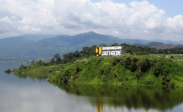 Kemarau Panjang Saat Ini Membuat Waduk Jatigede di Sumedang Air Surut