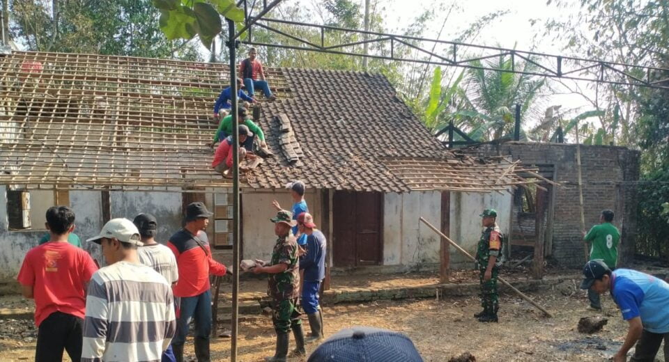Hadir Di Tengah Masyarakat, Babinsa Koramil Kesamben Bantu Atasi Kesulitan Warga Binaannya