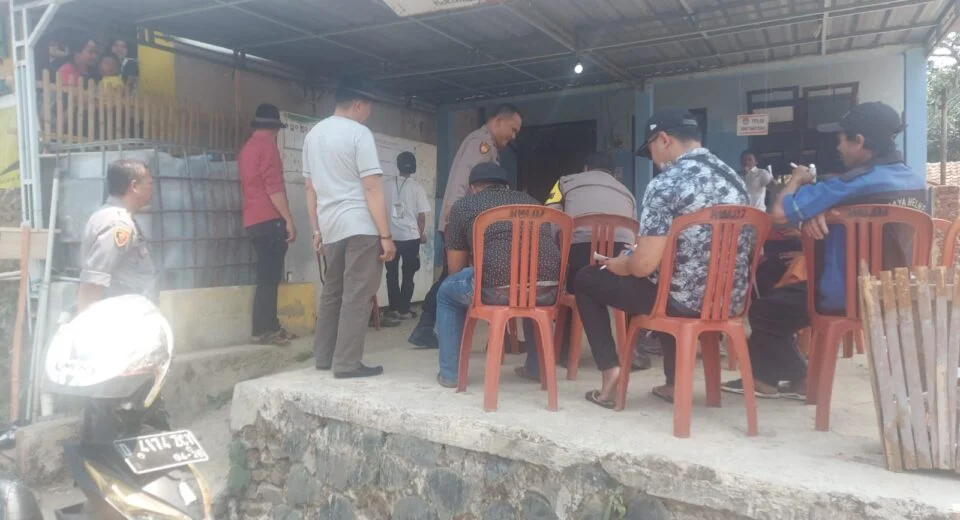 Kapolsek Pameungpeuk Kompol Imron Rosyadi Pantau Keamanan Penghitungan Suara Pilkades Desa Baros