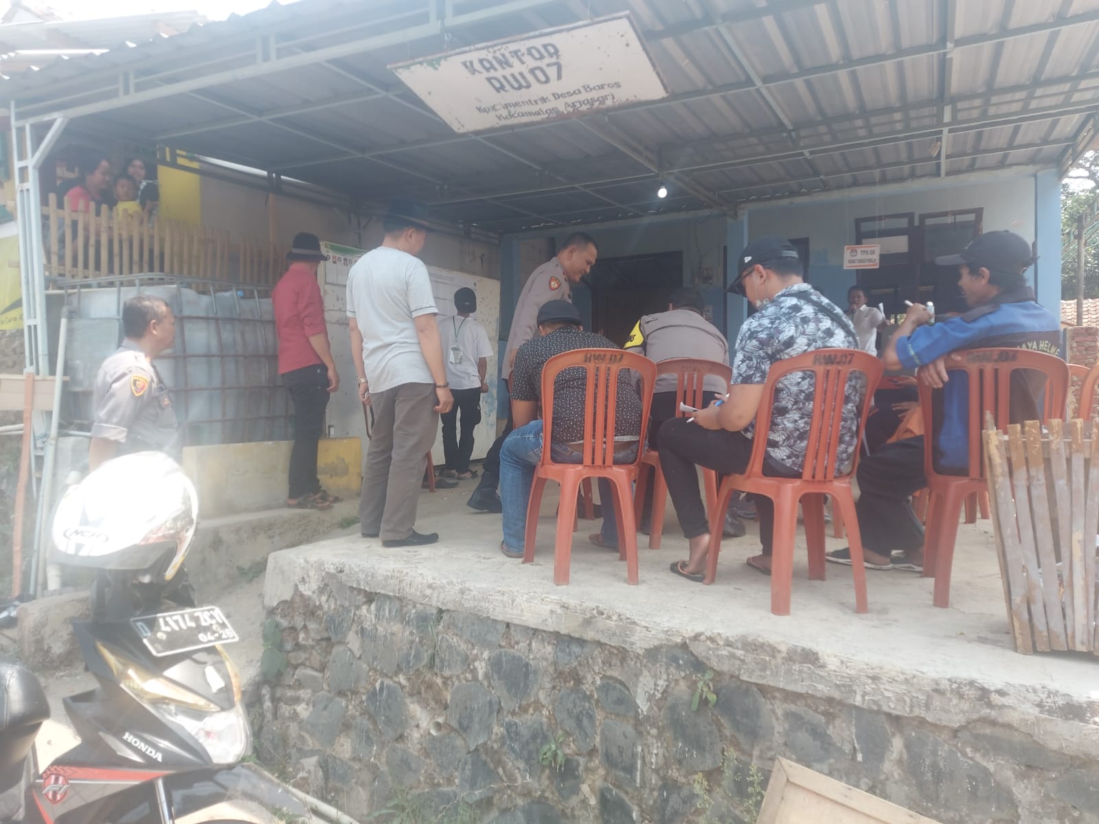 Kapolsek Pameungpeuk Kompol Imron Rosyadi Pantau Keamanan Penghitungan Suara Pilkades Desa Baros
