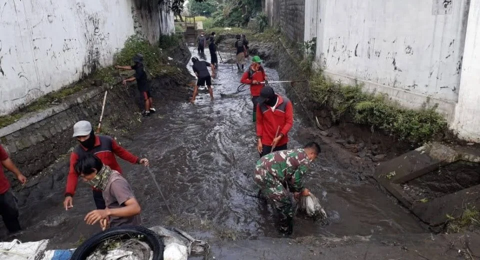Wujud Kekompakan, Babinsa Pos Wonotirto Bersama Warga Masyarakat Laksanakan Pembangunan Jalan