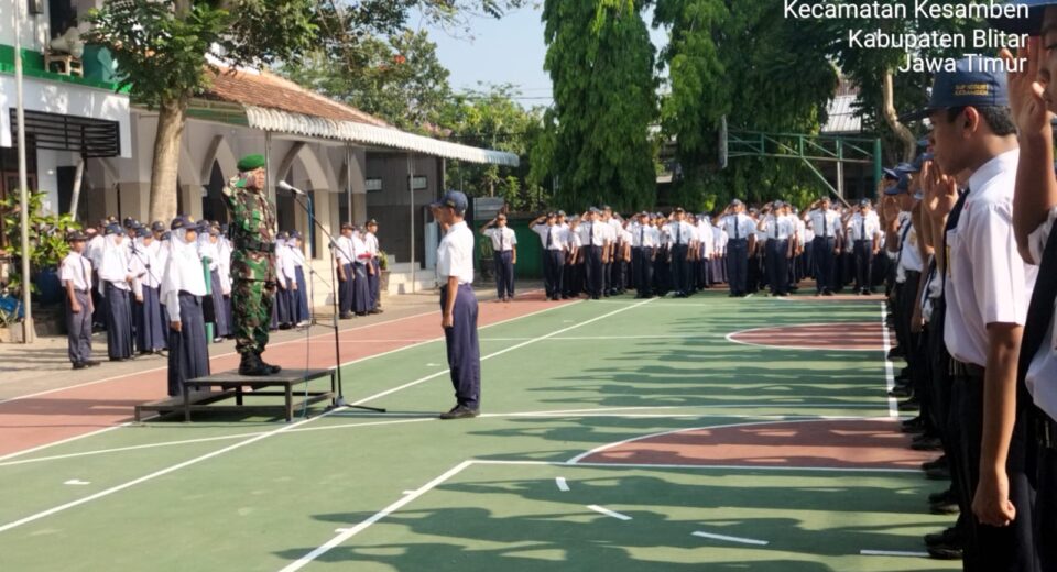 Bati Bakti TNI Koramil Kesamben, Pimpin Upacara Bendera Dan Berikan Pengarahan Kepada Siswa Siswi SMPN 1 Kesamben