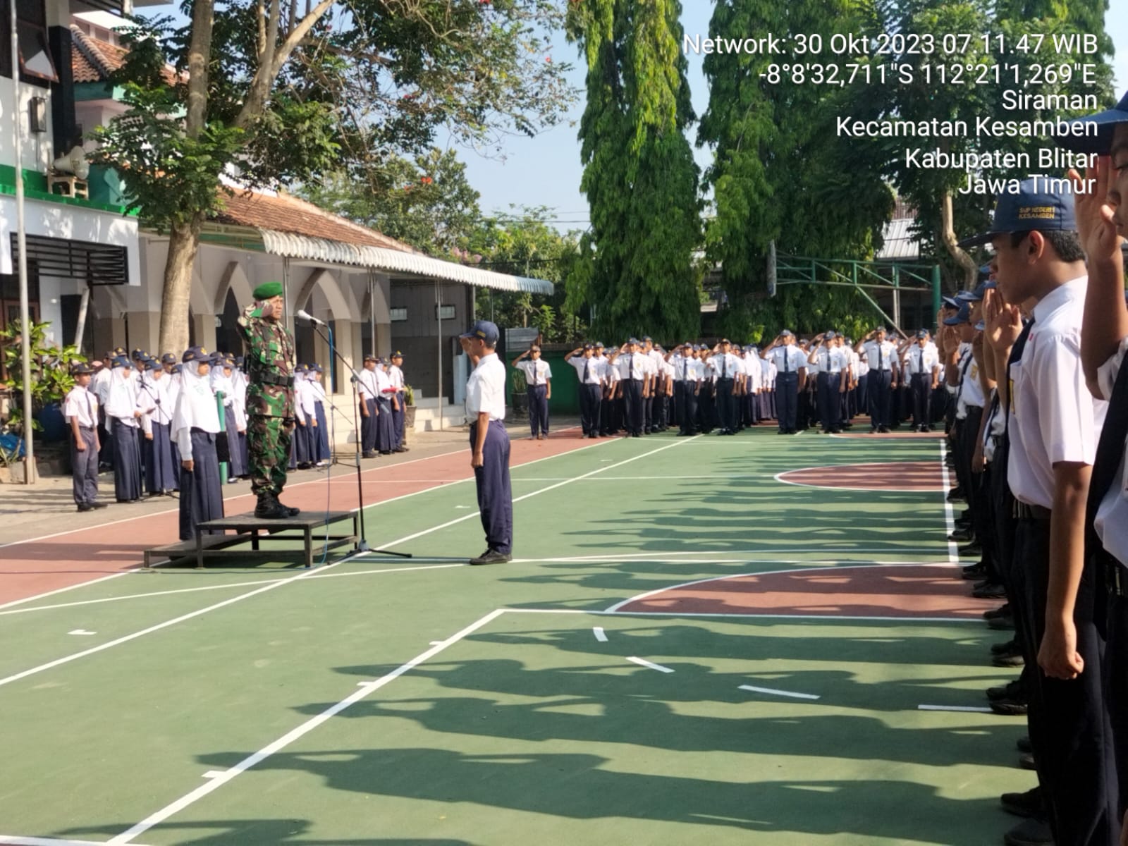 Bati Bakti TNI Koramil Kesamben, Pimpin Upacara Bendera Dan Berikan Pengarahan Kepada Siswa Siswi SMPN 1 Kesamben