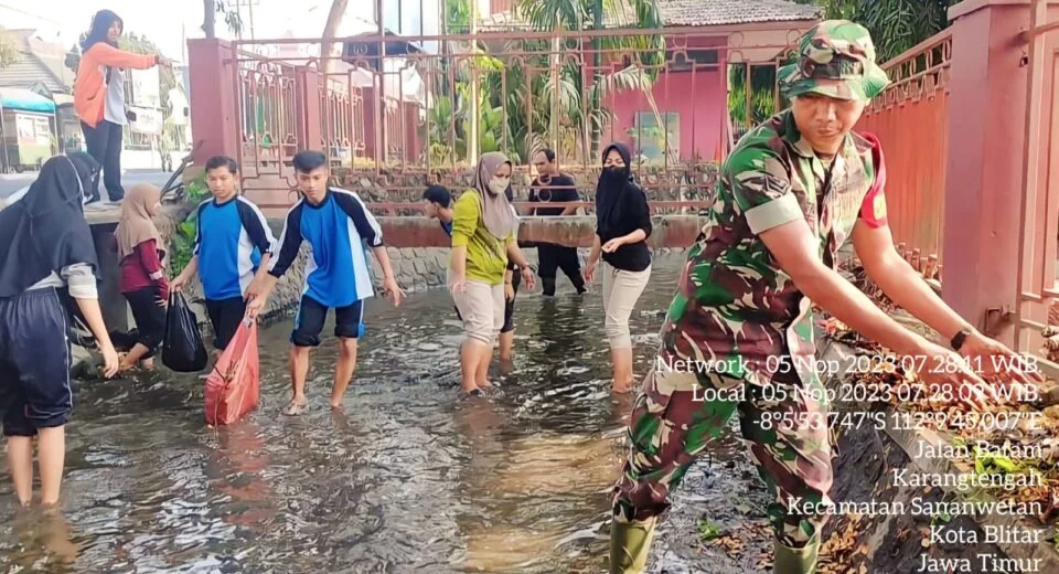 Minggu Bersih, Babinsa Koramil Sananwetan Bersama Warga Masyarakat Gelar Kerja Bakti Pembersihan Sungai