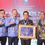 Minggu Bersih, Babinsa Koramil Sananwetan Bersama Warga Masyarakat Gelar Kerja Bakti Pembersihan Sungai