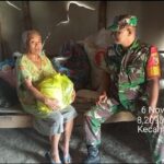 Minggu Bersih, Babinsa Koramil Sananwetan Bersama Warga Masyarakat Gelar Kerja Bakti Pembersihan Sungai