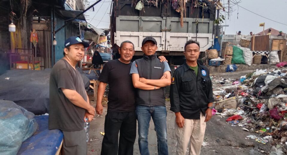 Pj Kepala Desa Banjaran, Pantau Pengangkutan Sampah Di TPS Pasar Banjaran