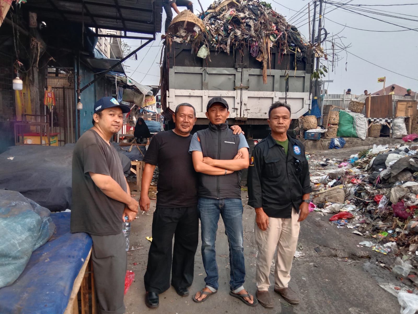 Pj Kepala Desa Banjaran, Pantau Pengangkutan Sampah Di TPS Pasar Banjaran