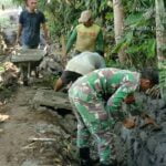 Tingkatkan Budaya Gotong Royong, Babinsa Pos Selopuro Bantu Warga Binaannya Buat Pagar Rumah