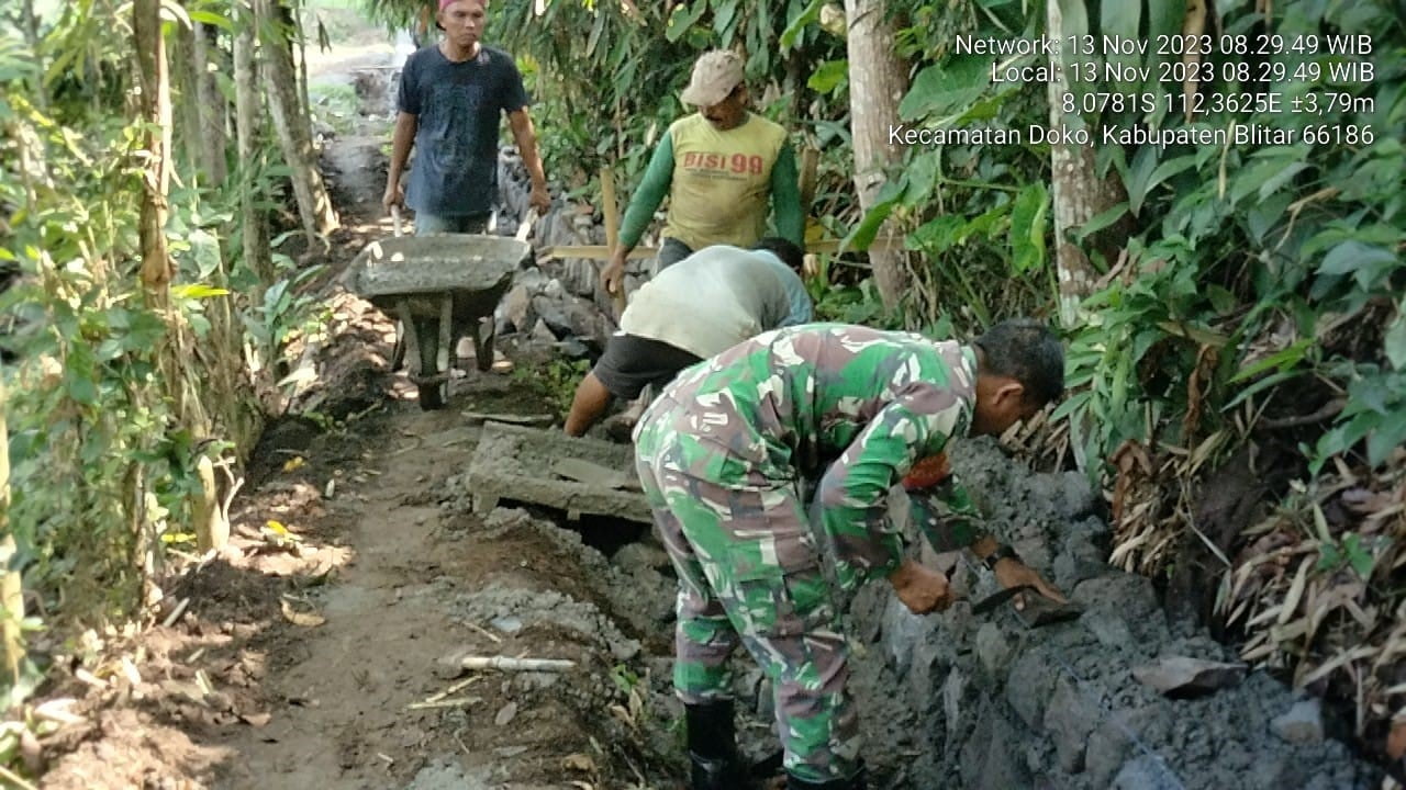 Selalu Hadir Di Tengah Masyarakat, Babinsa Koramil Doko Bantu Pembangunan Di Wilayah Binaannya