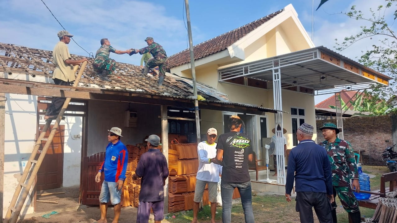 Anggota Koramil Kesamben Bantu Perbaiki Rumah Warga Kurang Mampu