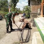 Anggota Koramil Kesamben Bantu Perbaiki Rumah Warga Kurang Mampu, Wujud Kepedulian