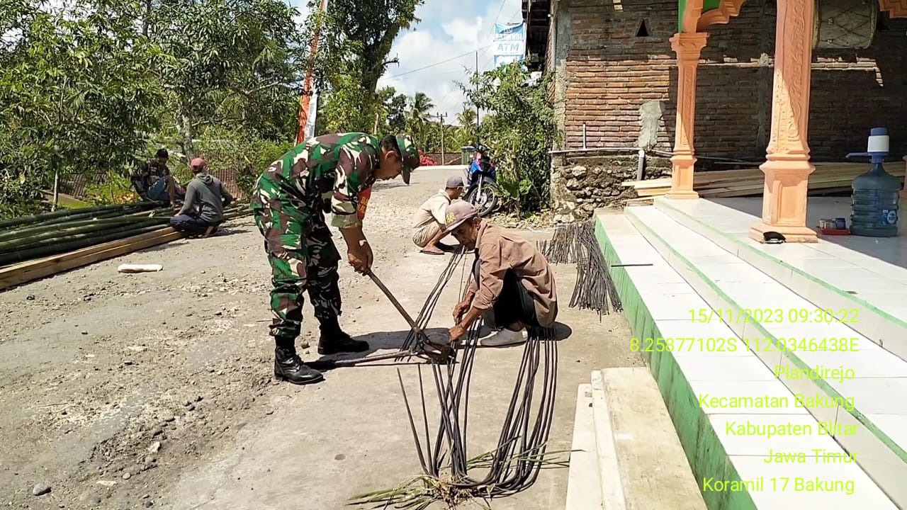 Peduli Tempat Ibadah, Babinsa Koramil Bakung Bersama Warga Masyarakat Gelar Gotong Royong Rehab Masjid Al Ikhlas