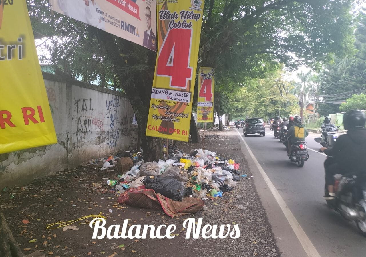 Tumpukan Sampah Di Jalan Provinsi Kab Bandung: Hiraukan Sanksi Bagi Pelaku