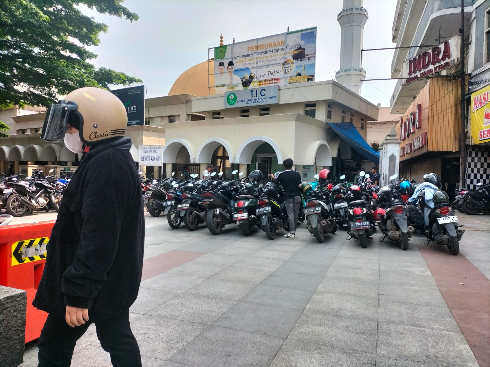 DIDUGA PUNGLI OKNUM PARKIR KOTA BANDUNG MINTA RP.5 RIBU DI AREA MASJID RAYA BANDUNG. DISHUB KOTA BANDUNG HARUS BERTANGGUNG JAWAB HAL INI