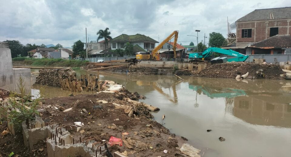 Selain Terkesan Mangkrak Pembangunan Jembatan Sungai Cikeruh di Desa Tegal Luar Indikasi Rugikan Warga Sekitar