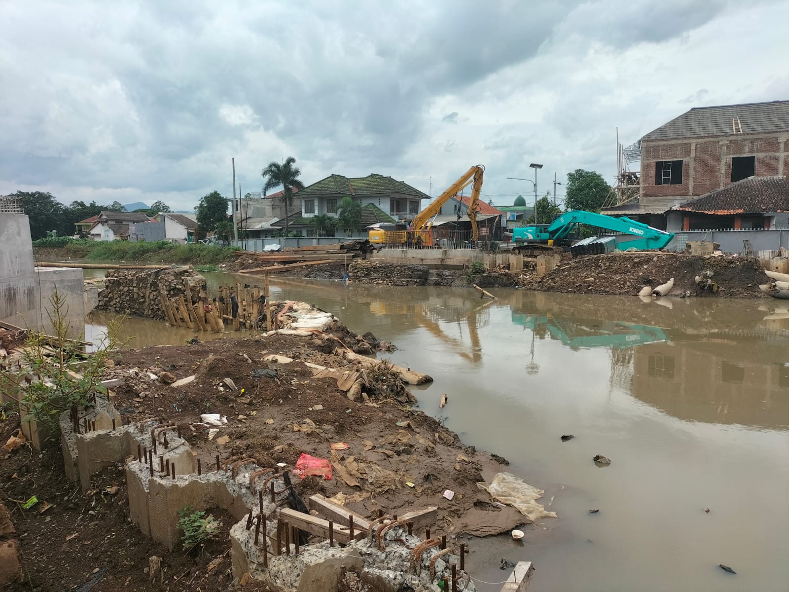 Selain Terkesan Mangkrak Pembangunan Jembatan Sungai Cikeruh di Desa Tegal Luar Indikasi Rugikan Warga Sekitar