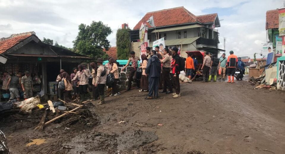 JEBOLNYA TPT SUNGAI CIGEDE 20 RUMAH DI KP LAMAJANG PEUNTAS RUSAK PARAH