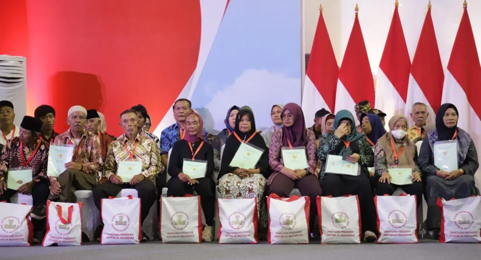 Presiden Jokowi Serahkan Sertifikat Tanah (PTSL ). Untuk Rakyat.