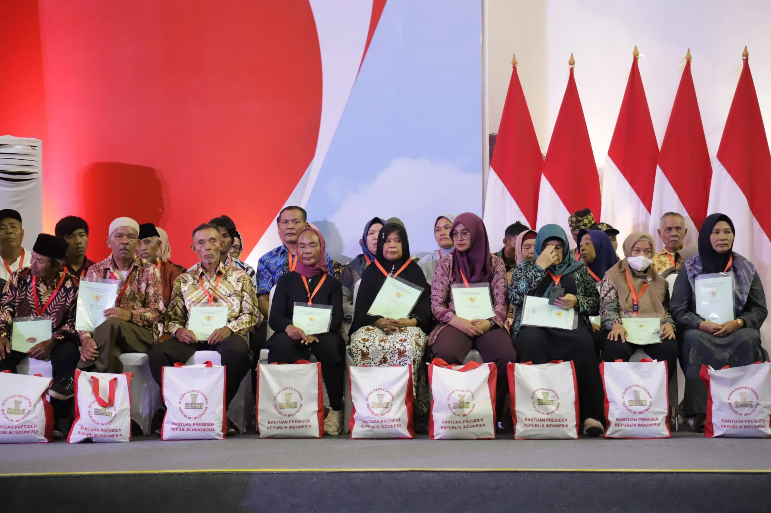 Presiden Jokowi Serahkan Sertifikat Tanah (PTSL ). Untuk Rakyat.