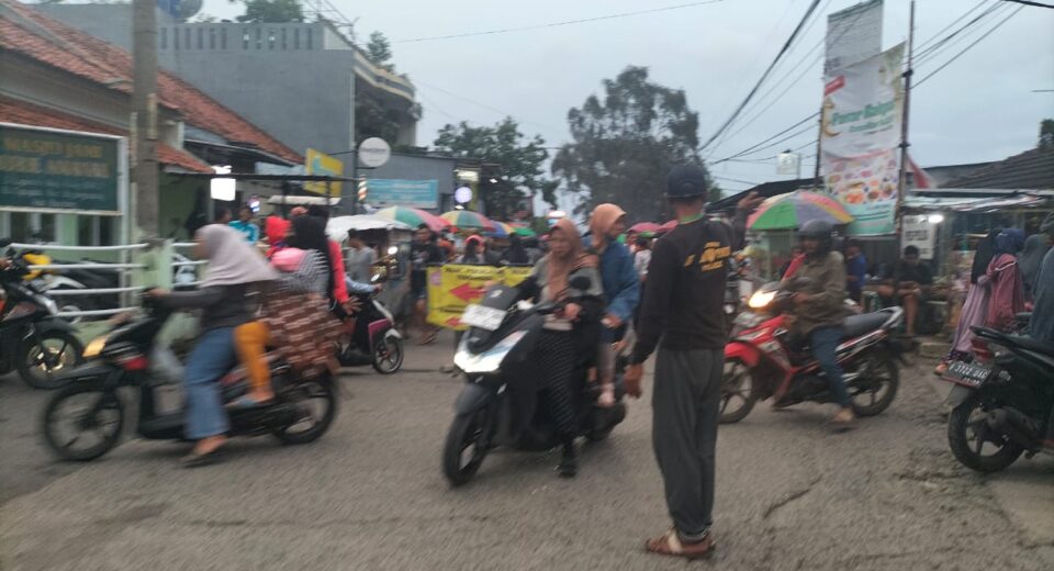 Para pedagang takjil di padati pembeli mulai pukul 16.00 WIB sampai pukul 18.30 WIB, sehingga menimbulkan kemacetan di ruas jalan arah ciganitri, GBA 2 dan GBA 3.