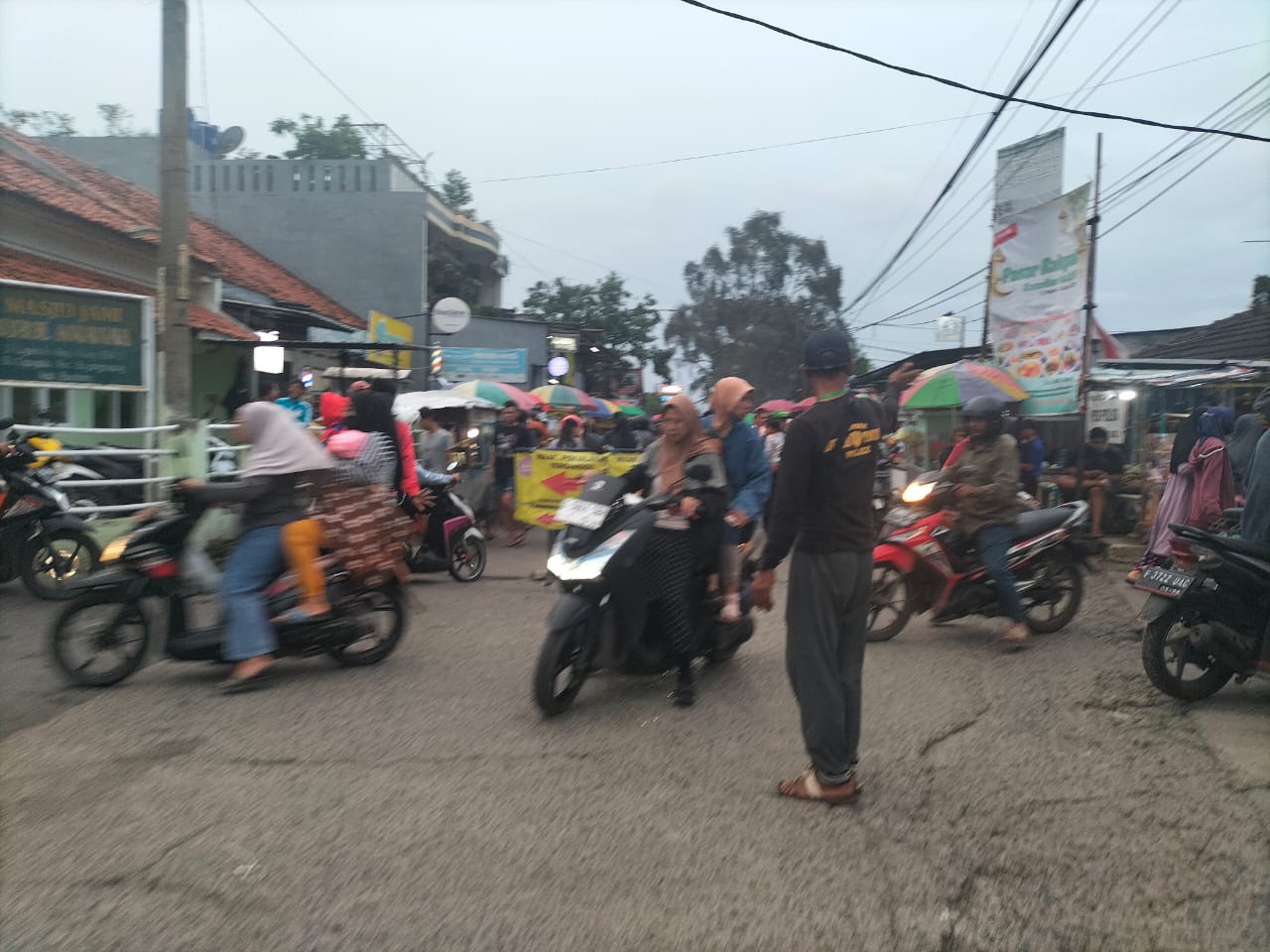 Para pedagang takjil di padati pembeli mulai pukul 16.00 WIB sampai pukul 18.30 WIB, sehingga menimbulkan kemacetan di ruas jalan arah ciganitri, GBA 2 dan GBA 3.