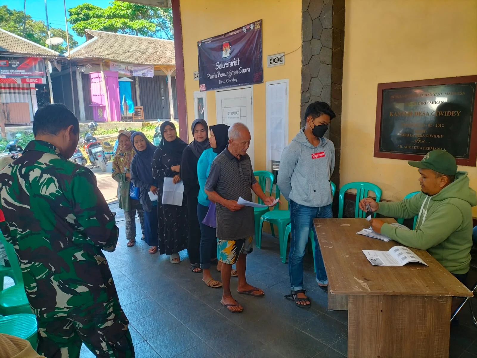 Desa Ciwidey Realisasikan 1348 Karung Ke KPM Program Ketahanan Pangan Nasional