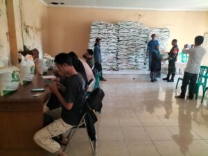 Desa Ciwidey Realisasikan 1348 Karung Ke KPM Program Ketahanan Pangan Nasional 
