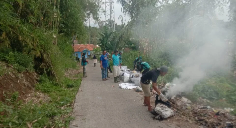 Pemdes Ciwidey Bersama Pemdes Panyocokan  Menyambut Idul Fitri 1445 H 2024 Sisir Bersihkan Sampah Lingkungan Sekitar
