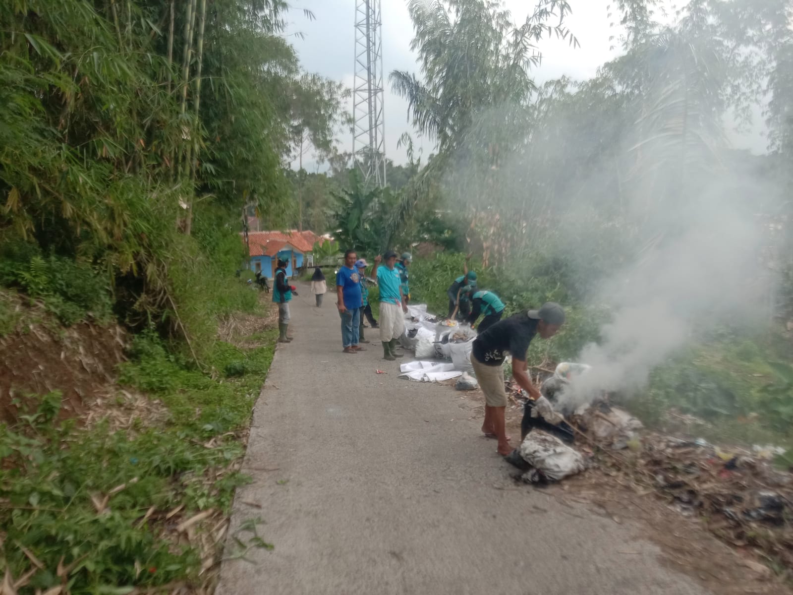 Pemdes Ciwidey Bersama Pemdes Panyocokan  Menyambut Idul Fitri 1445 H 2024 Sisir Bersihkan Sampah Lingkungan Sekitar