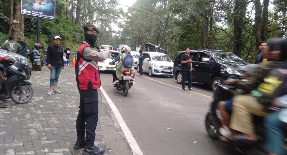 Polsek Ciwidey Atur Lalin Lebaran H+ 5 Lancar