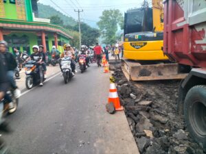 PIHAK PDAM TIRTA RAHARJA MINTA MAAF KEPADA MASYARAKAT AKIBAT BOCORNYA PIPA