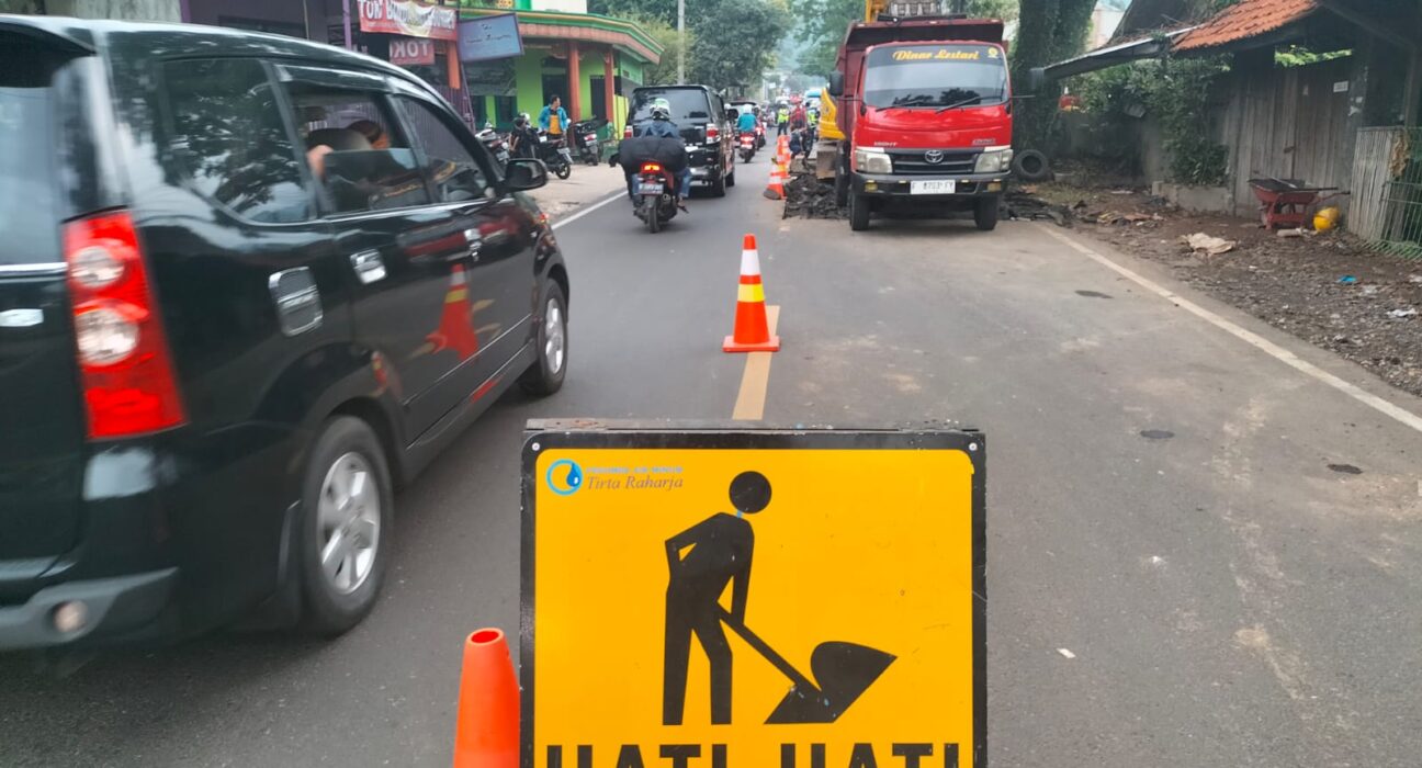 PIHAK PDAM TIRTA RAHARJA MINTA MAAF KEPADA MASYARAKAT AKIBAT BOCORNYA PIPA