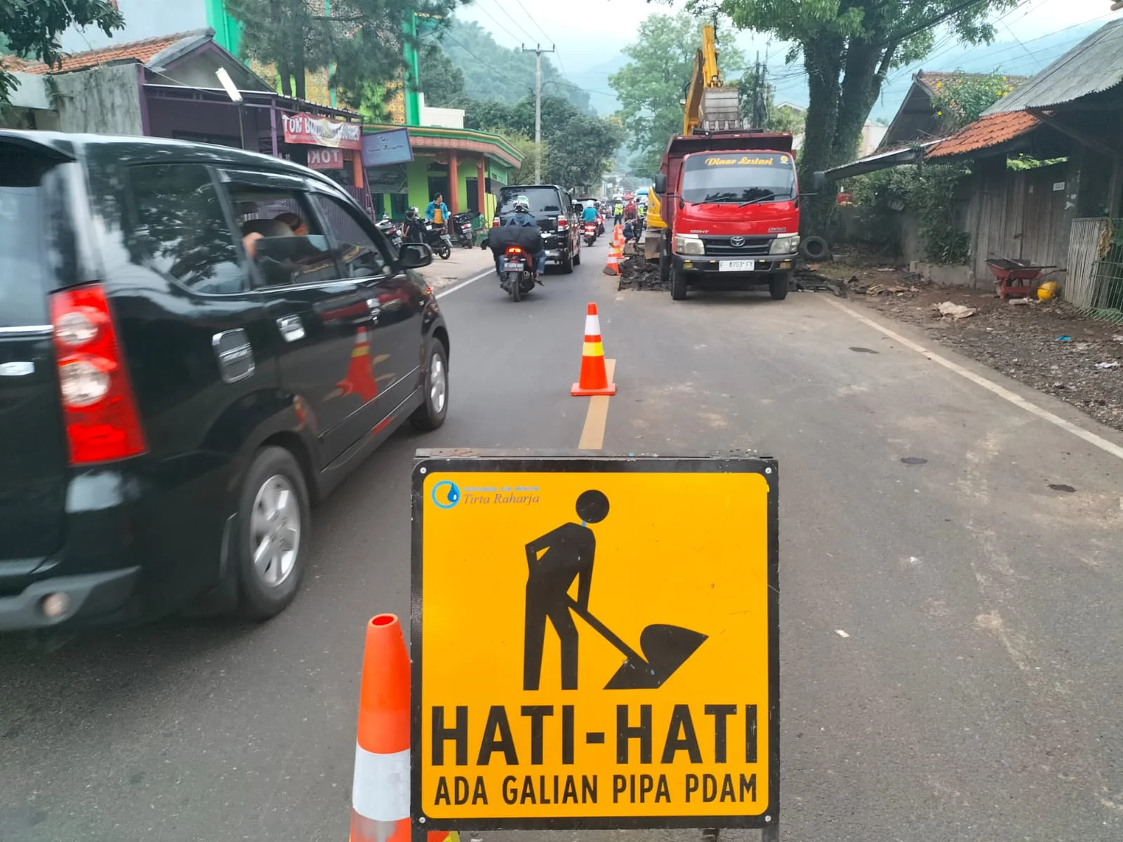 PIHAK PDAM TIRTA RAHARJA MINTA MAAF KEPADA MASYARAKAT AKIBAT BOCORNYA PIPA